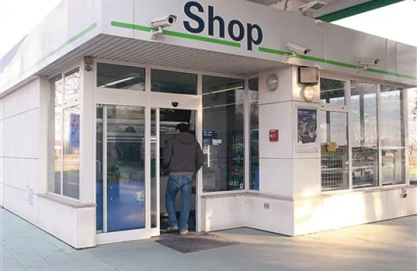 Zadnje dni decembra  se je na muhi roparjev znašla bencinska črpalka na Lazaretu. V Istri in na Krasu so kriminalisti lani zabeležili   tri oborožene rope, ki jih še preiskujejo, skupaj pa 18, dobro petino manj kot leto poprej. 