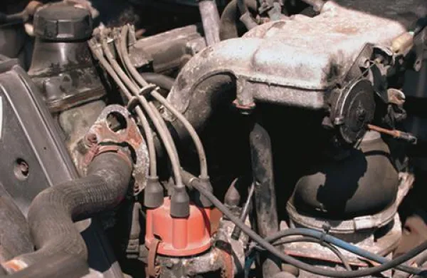 Neznanec se je v ponedeljek zgodaj zjutraj lotil demontaže motorja avtomobila, katerega polovico je skupaj z armaturno ploščo odnesel s seboj. Fotografija je simbolična.