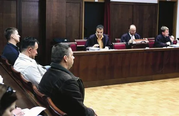 Trojico, ki je bila zaradi vodenja prebežnikov pred leti že pravnomočno obsojena na koprskem sodišču, čaka na Hrvaškem ponovno sojenje.