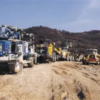Na izolski strani predorskih cevi ostaja glavni podizvajalec Skanska Slovaška, ki je spet  pripeljal svoje stroje 