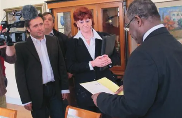 Župan Peter Bossman je danes v Piranu gostil podpredsednico slovenskega narodnega doma v Indianapolisu Ireno Shelton, ki je županu predala uradno vabilo za obisk Indianapolisa.