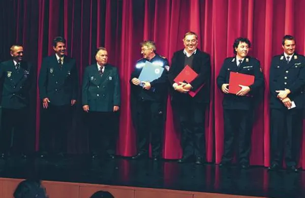 Prejemniki plaket (Stanislav Črvič tretji z leve) ter zlatega in srebrnih znakov CZ s severne Primorske