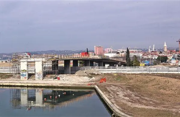Na gradbišču semedelskega nadvoza nad obalno cesto je ob koncu zime zmrznila tudi obnova mostu 