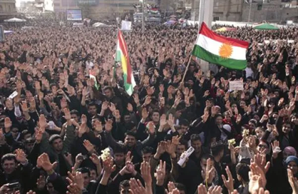 Prejšnji petek so v mestu Sulemanija protestirali iraški Kurdi, ki so zahtevali odstop lokalne administracije.  Eden izmed protestnikov  se je poskušal zažgati. 