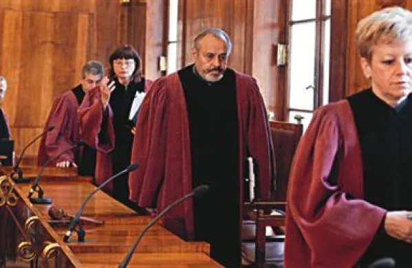 Ustavni sodniki so danes soglasno sprejeli odločbo, da odložitev uveljavitve ali zavrnitev zakona o pokojninskem in invalidskem zavarovanju nima protiustavnih posledic.
