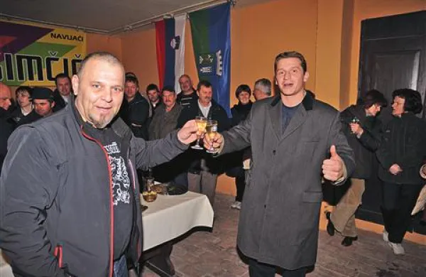 Teden po zmagi  je Denis Simčič (desno) namenil uživanju z navijači ob domači  hrani in žlahtni kapljici v rodni Biljani