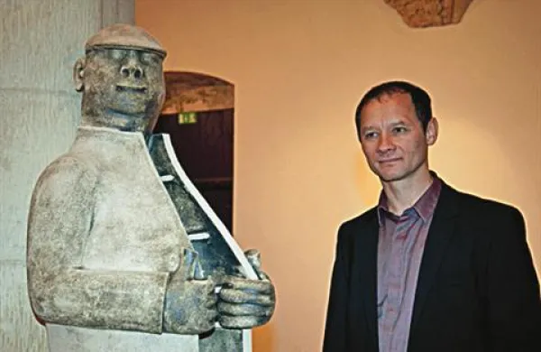 Slovenijo bo v Galeriji A+A zastopal kipar Mirko Bratuša.