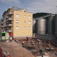 Tako je bilo na Levstikovi 6 poleti leta 2008, ko se je začenjala gradnja garaž za  reševalno postajo ...