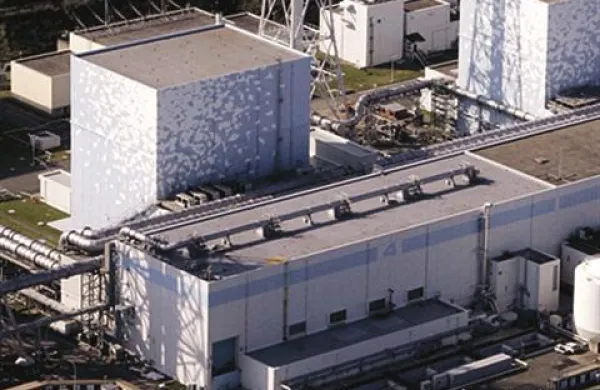 Danes ob enih zjutraj po srednjevropskem času je sevanje ob vhodu v jedrsko elektrarno Fukušima znašalo 11,9 milisiverta na uro, šest ur kasneje pa 0,6 milisiverta na uro. Po podatkih slovenske agencije za radioaktivne odpadke (ARAO) iz naravnega okolja človek prejme letno dozo sevanja v višini 2,4 milisiverta. 