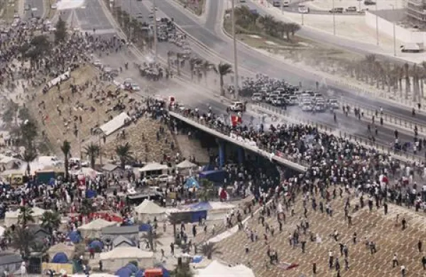 Glavno mesto Bahrajna Manama že cel mesec pretresajo številni protirežimski protesti, zato je bahrajnski kralj Hamad danes razglasil izredne razmere.