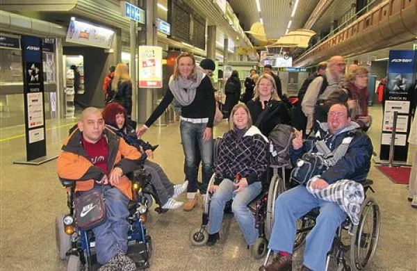  Člani reprezentance boccie so  na brniškem letališču srečali Petro Majdič, ki se jim je  pridružila na skupinski fotografiji. Z leve: Boris Sever, Štefka Peklar, Petra Majdič, Natalie Finkšt, Sylvia Finkšt in Fabio Rizzi.
