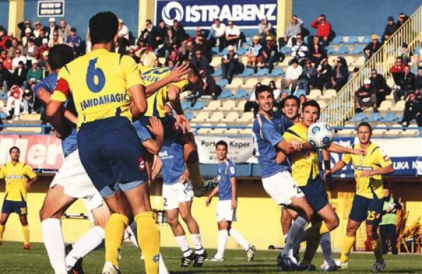 Zadnji zadetek na tekmah Luke Koper in Hita na Bonifiki je dosegel Dalibor Radujko (v sredini), ko je 17. oktobra 2009 izenačil na 1:1 