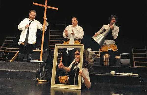 Kristjan Guček, Ana Facchini in Peter Harl, v ospredju Arna Hadžialjević