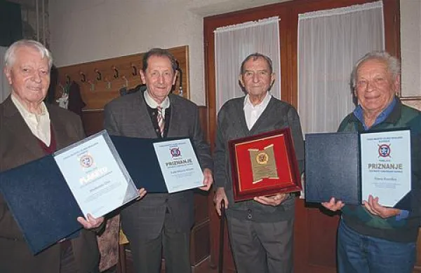 Dobitniki priznanj Zveze društev vojnih invalidov Slovenije (z leve): Vlado Ošo, Žarko Križaj, Franc Mavrič in Franc Kastelec.