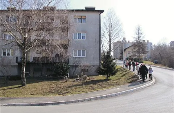 Postojnska občina bo tudi letos sofinancirala zamenjavo azbesten kritine in izolacijo fasad blokov na Kremenci in v Kidričevem naselju