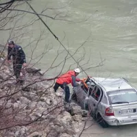 Skozi odprta zadnja vrata je med dvigovanjem odplaval nahrbtnik