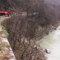 Kmalu zatem, ko so iz struge potegnili avto, so morali reševalno akcijo prekiniti, saj je reka hitro narasla 