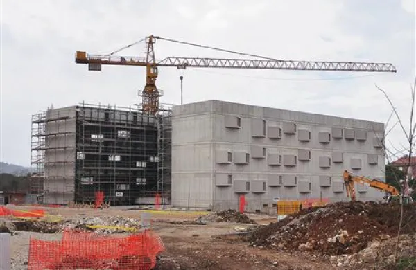 Med istrskimi gradbišči, ki so v zadnjem času zastala, je tudi Univerzitetni kampus Livade. Njegov  Center mediteranskih kultur je sredi tretje gradbene etape.  