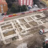 Pogled s ptičje perspektive na arheološko najdišče na Muzejskem trgu razkriva jasno tlorisno zasnovo nekdanjih stavb  