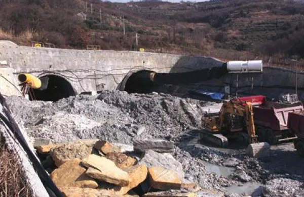 Na izolski strani predora Markovec so končno začeli delati