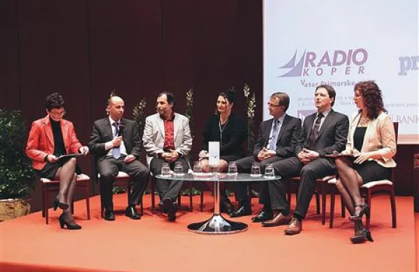   Z leve: novinarka Radia Koper Ingrid Kašca Bucik, Janez Rebec,  Aljoša Žerjal, Ana Sedej, Evgen Kete, Miro Črv in novinarka Primorskih novic Sonja Ribolica   