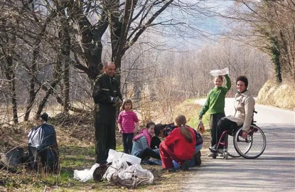 Čistili so vaščani vseh generacij