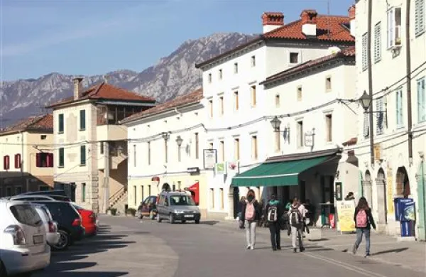 V središču Vipave bi bilo treba primerno urediti  mirujoči promet in povečati nadzor nad kršitelji