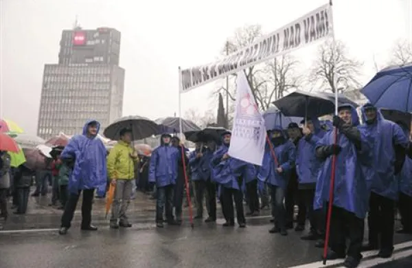 Obrtniki in podjetniki, ki so se danes v Ljubljani zbrali na mirnem protestnem shodu, so prenehali z državljansko nepokorščino.