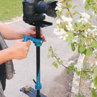 Pri snemanju je treba je uporabljati obe roki