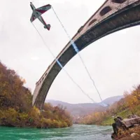 Pogled na polet pogumnega pilota Benjamina Ličerja pod mogočnim 80 metrskim lokom solkanskega mostu je bil mogoč samo z 8 mm objektivom !