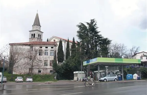 Središče Komna bo v prihodnje spremenila nova nadomestna gradnja na območju stare šole
