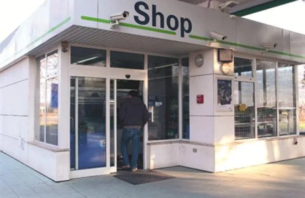 Ponoči so neznanci vlomili v bencinski servis na Lazaretu.