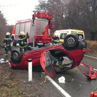 71-letnega voznika iz Divače je včeraj zaneslo s cestišča in obrnilo na streho.