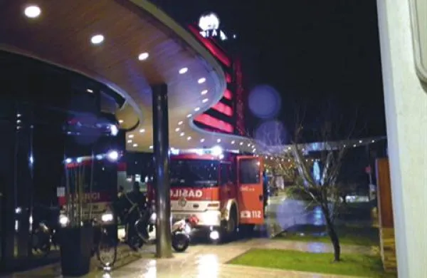Zagorelo je v skladišču pijač v hotelu Perla.