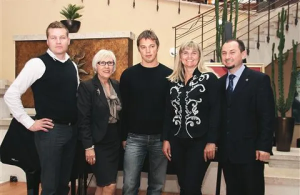 Festival so predvčerajšnjim v Portorožu predstavili (z leve): organizacijski koordinator Robert Dokler, Irena Dolinšek (LifeClass), Tilen Praprotnik, Ingrid Mahnič (podpredsednik in predsednica DVSI) in Gašpar G. Mišič, piranski podžupan