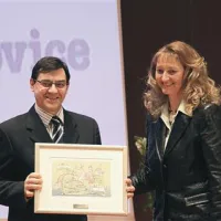 V krizi je treba zbrati misli in pozitivno energijo -  nagrajena primorska uma z obeh primorskih univerz: dr. Darko Darovec, ki mu priznanje - delo akademske slikarke Ljerke Kovač podeljuje direktorica PN Suzana Zornada Vrabec, in dr. Iztok Arčon, ki priznanje prejema iz rok direktorja RTV Koper-Capodistria Dragomirja Mikeliča