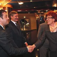 V sredini gostitelj prireditve v Hitovem kongresnem centru, predsednik uprave Hita Drago Podobnik, v družbi z novogoriškim županom Matejem Arčonom in prvo goriško bankirko Ksenijo Mrevlje, izvršno direktorico NKBM