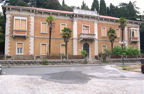 Nekdanja upravna stavba Droge je naprodaj za najmanj dva milijona evrov. Po občinskem odloku v njej ne smejo zgraditi apartmajev.