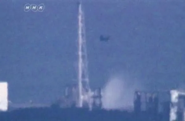 Helikopterji so danes nad nuklearko v Fukušimi spustili približno 30 ton vode.
