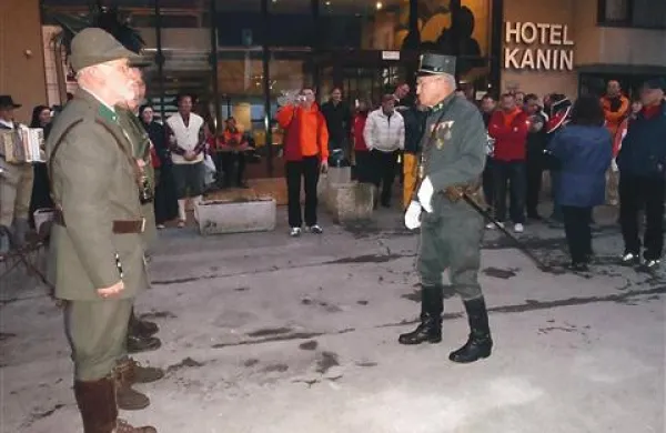 Na otvoritvi srečanja so nastopili “1313” (na fotografiji) in bovški folkloristi, dobrodošlico pa je novinarjem izrekel tudi bovški župan Danijel Krivec