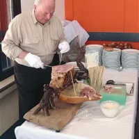 Med poslasticami, ki so jih servirali vrh Kanina, je bil tudi pršut, pečen v testu