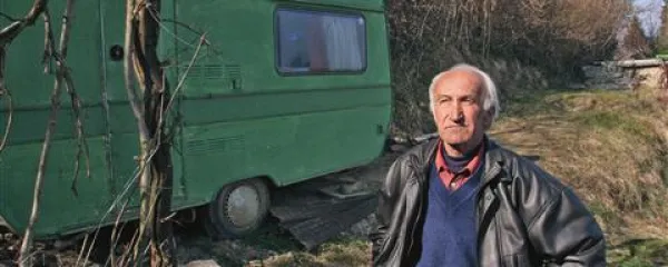 Ljubomir Petreš pred začasnim bivališčem v Pacugu 