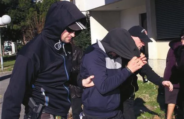 Po zaslišanju zaradi ropa novogoriške zlatarne Šulin sta Italijana (na fotografiji ob privedbi na prvo zaslišanje pri preiskovalni sodnici) pravosodna policista nameravala odpeljati v pripor, ko je eden od njiju opazil avto, ki drvi proti njim ... 