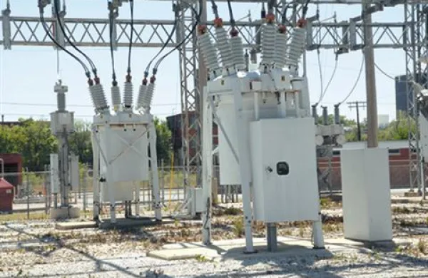 V okolici Bovca je delavec pri delu na električni napeljavi padel z višine sedmih metrov (fotografija je simbolična).  