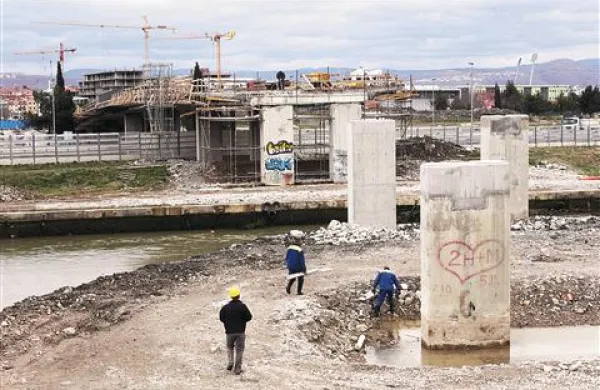  S takim ritmom, kot SCT obnavlja semedelski most zadnjih deset dni, predvidenih del zagotovo ne bo končal  do konca maja