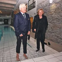 Ob odprtju Arije je bil tedanji minister za zdravje Borut Miklavčič do gležnjev v vodi, vodstvu RKS pa danes, kot kaže, zaradi številnih nepravilnosti pri gradnji teče voda v grlo
