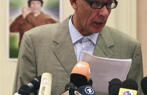 Libijski zunanji minister Musa Kusa je danes v Tripoliju izjavil, da bo Libija takoj prenehala z vsemi vojaškimi operacijami.