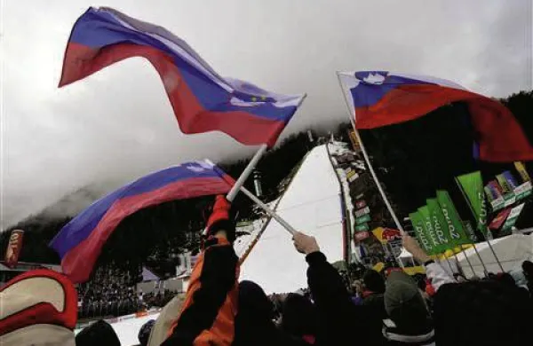 Slovenske zastave so v Planici visoko vihrale (Foto: Reuters)