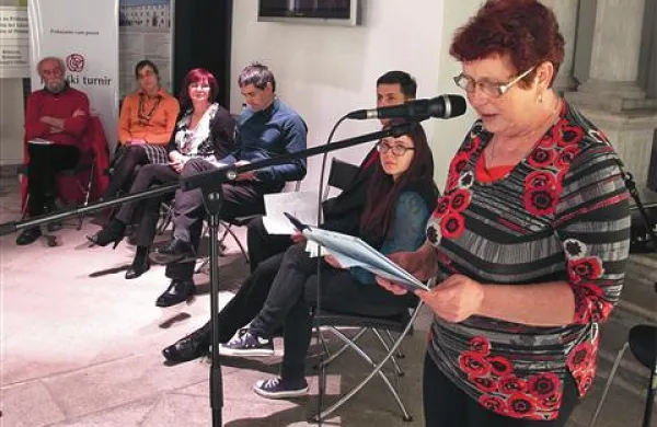 Ida Semenič med  interpretacijo svoje pesmi Kri mojega ruja
