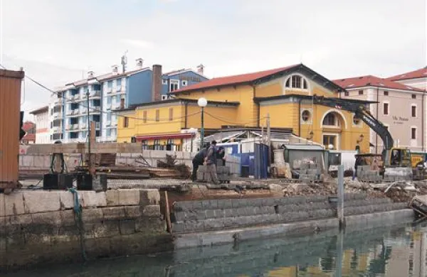 Včeraj zgrajeni del podpornega zidu iz sivega peščenjaka malih dimenzij na piranskem pomolu naj bi bil le vzorec zidu, kot ga bodo gradili v notranjem delu mandrača 